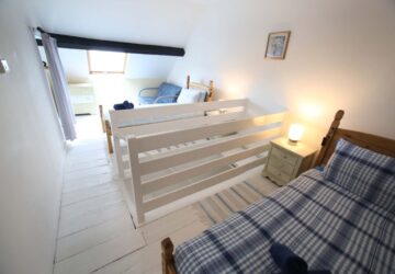 cheap holiday cottages second floor bedroom
