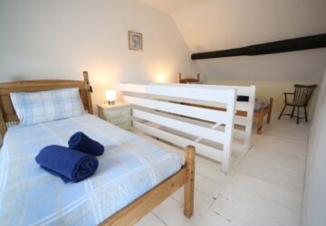 cheap holiday cottages second floor bedroom