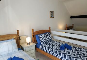 cheap holiday cottages second floor bedroom